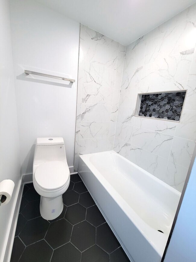 Photo - Beautiful fully renovated  2 bedroom available in Fairmount area! Unit 3