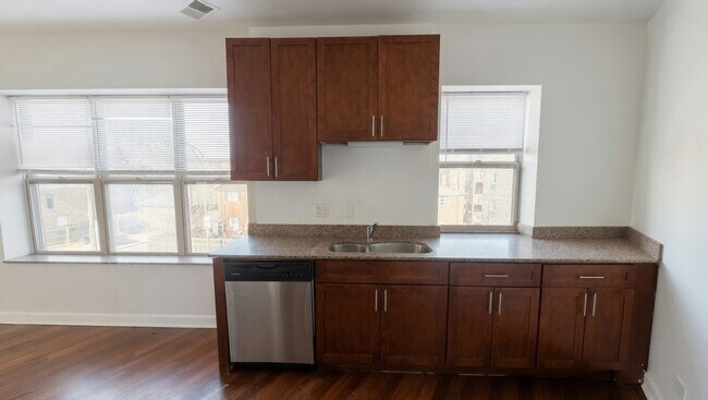 Photo - 2048 W Touhy Ave Unidad 3