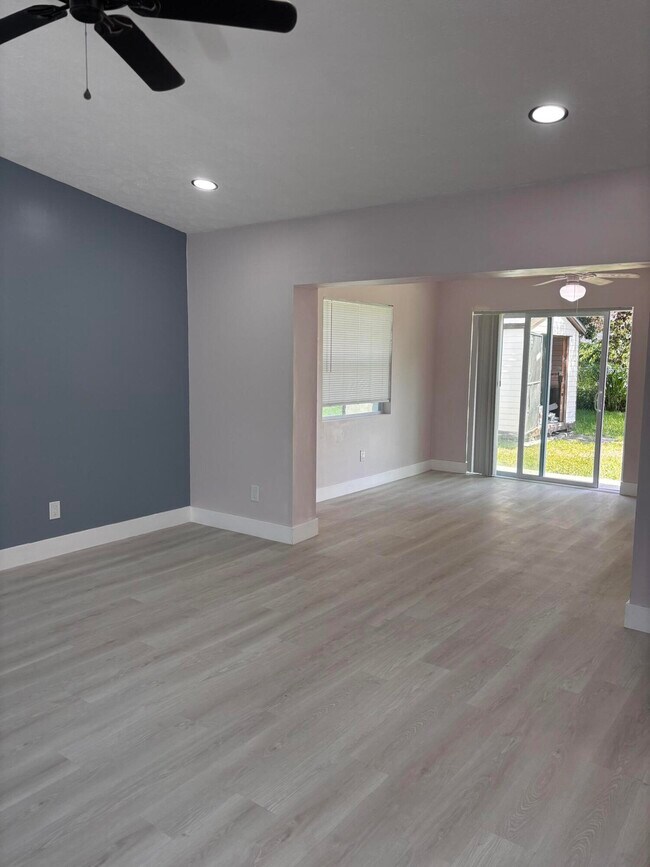 Photo - 450 SW Eyerly Ave