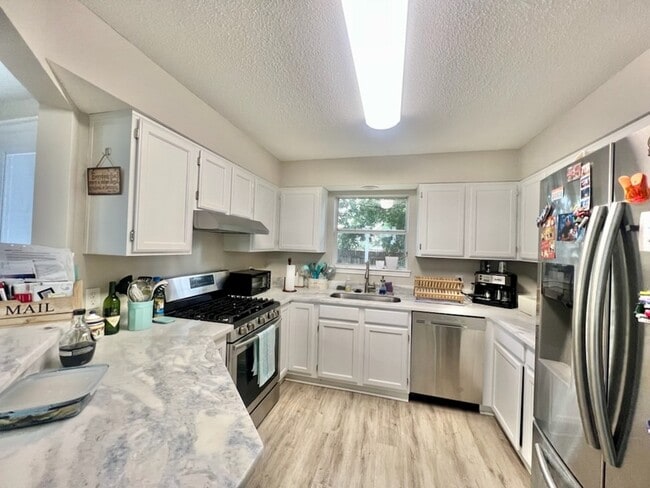 Photo - 1910 Mistral Ln W