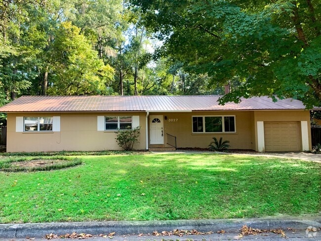 Building Photo - 3/2 House Walking Distance to UF & Law Sch...