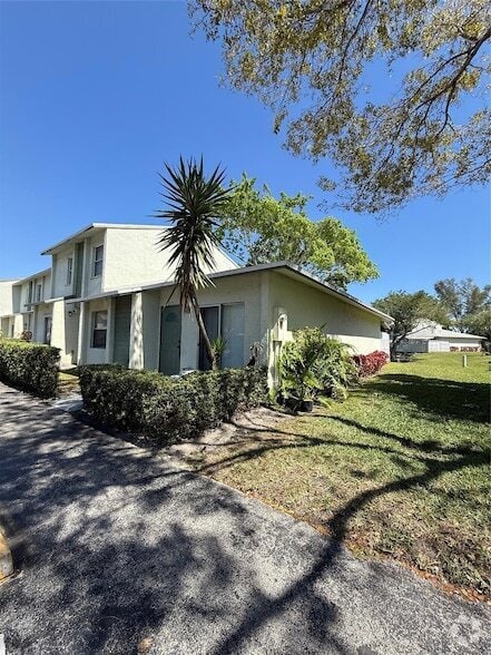 Building Photo - 873 Crystal Lake Dr Rental