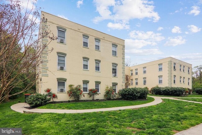 Building Photo - 4701 Ravenswood Rd Unit 14