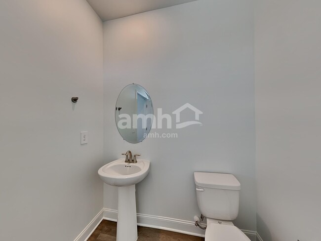 Photo - 305 Golucke Way