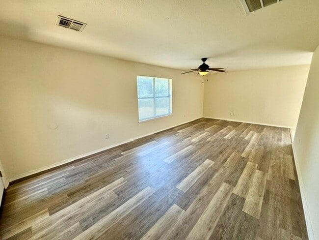 Building Photo - 3 bed 2 bath house now available for lease