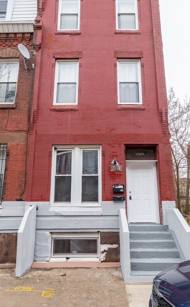 Building Photo - 2219 N 16th St Unit 2219 N 16th St 2nd Fl