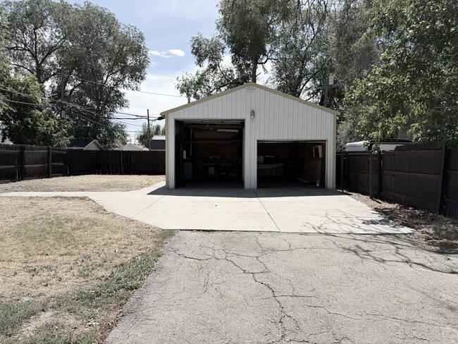 1195 Iola Ave