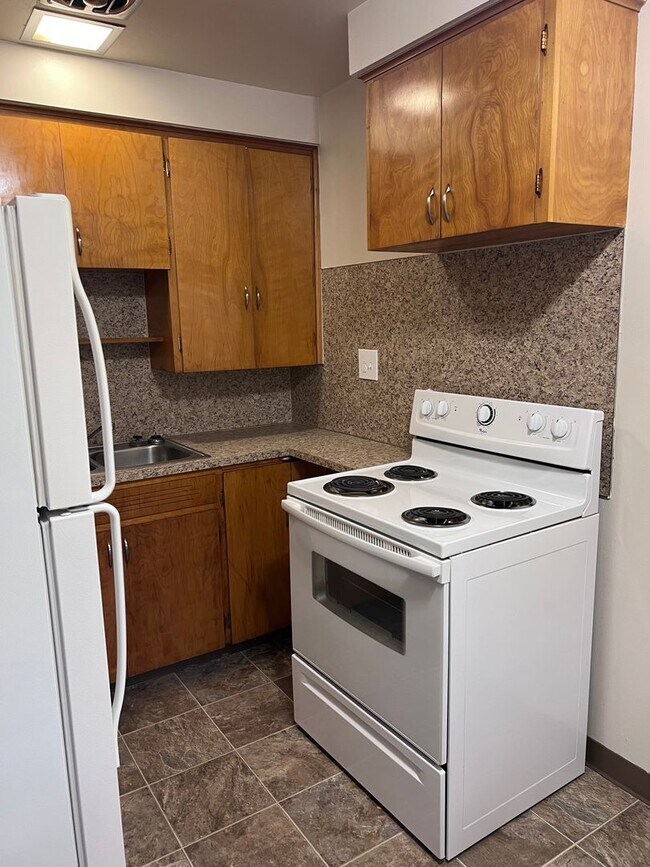 Photo - 086-Friendship Court Apartments