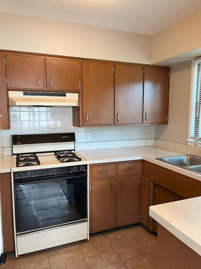 Photo - 412 11th Ave W