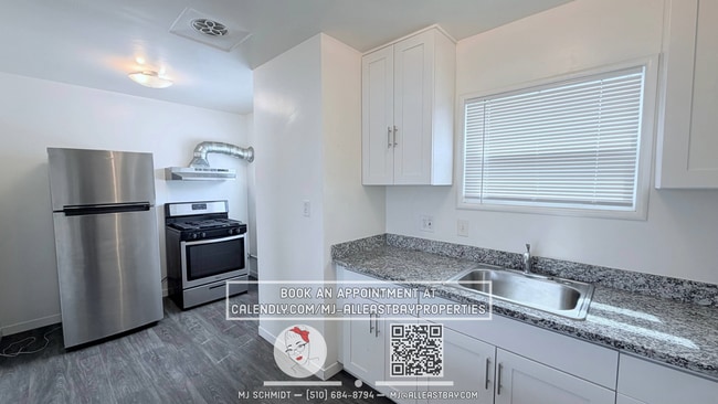 Building Photo - Remodeled top floor 1 Bd with hardwood flooring and spacious modern kitchen $1850 Unit C