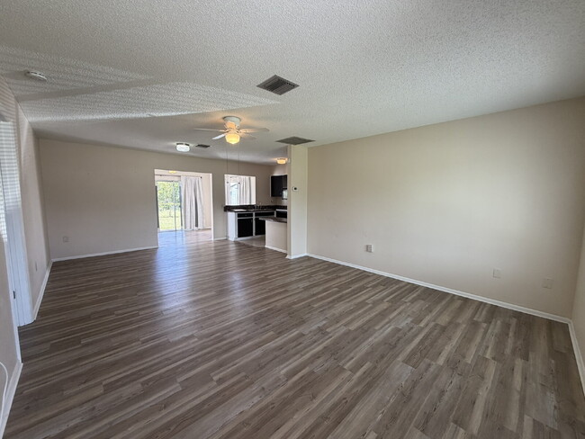 "Charming 1-Bed Oasis in Warm Mineral Springs - Cozy Living with 909 Sq Ft of Comfort!"