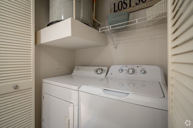 1BR, 1BA - 802SF