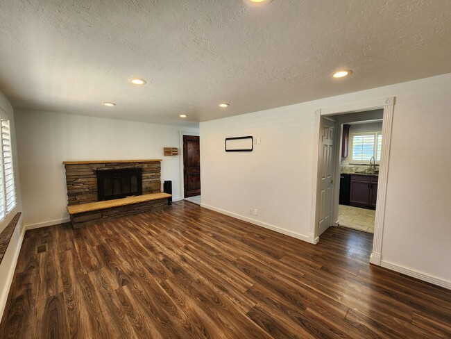 Photo - Sandy 4 bd 3 bath Single Family Stunner!