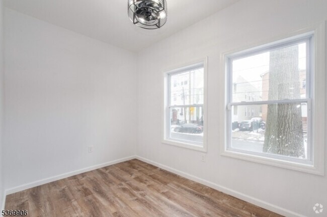 Building Photo - 823 S 17th St Rental