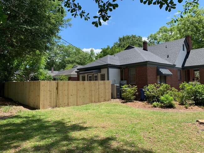 Fenced in yard & additional side yard access. - 2603 Kiawah Ave Unit South King