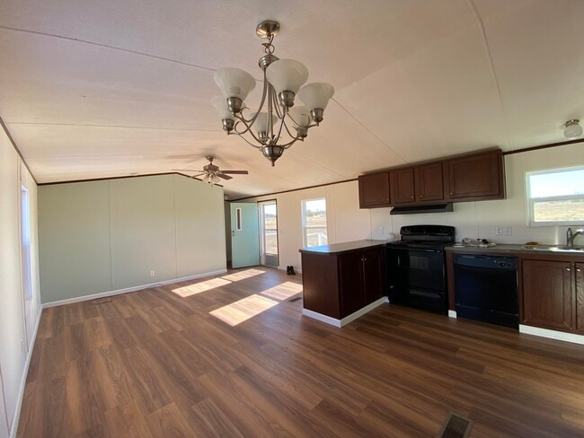 Photo - 533 Frost Rd