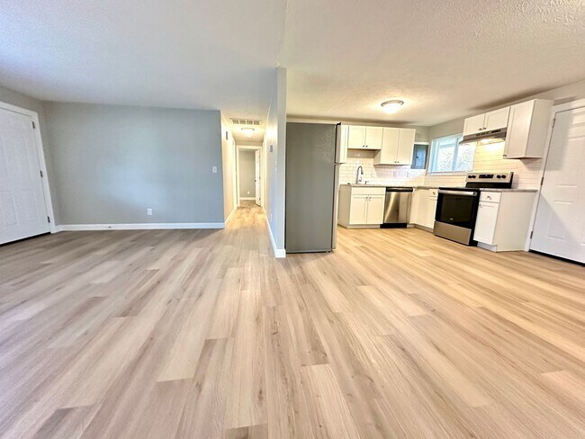 Photo - 305 Primrose Ln