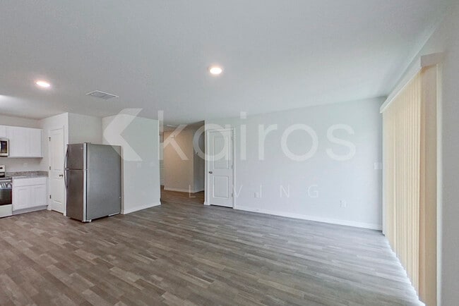 Photo - 1156 Sword St