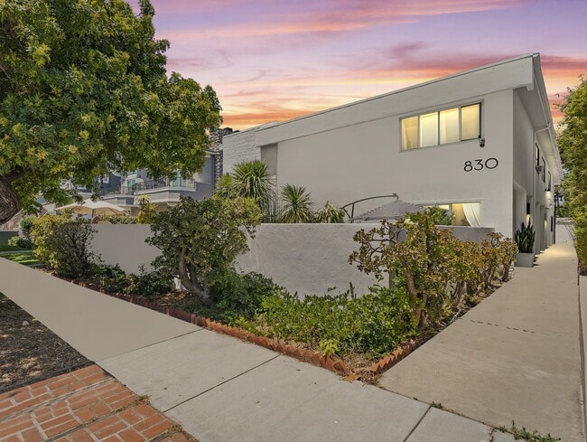 Building Photo - 830 E Ave