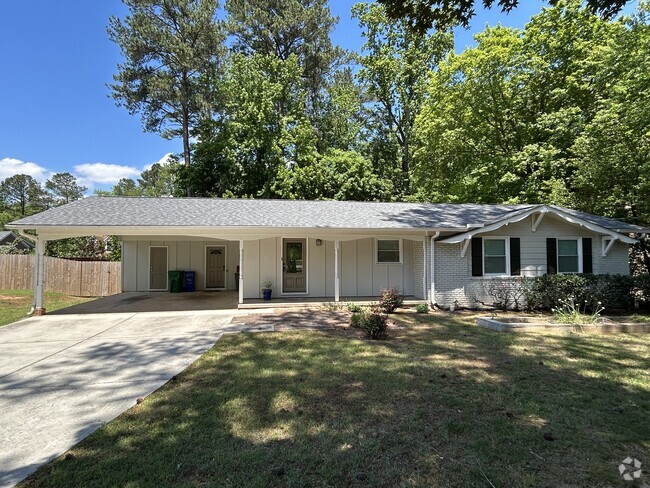 Building Photo - 2228 Meadowvale Dr NE Rental