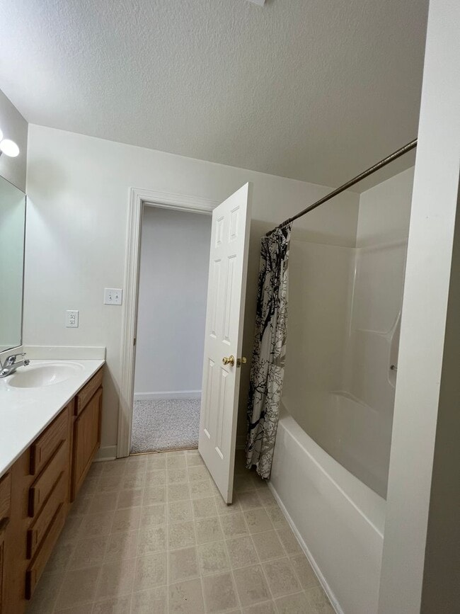 Photo - 106 Streamwood Dr