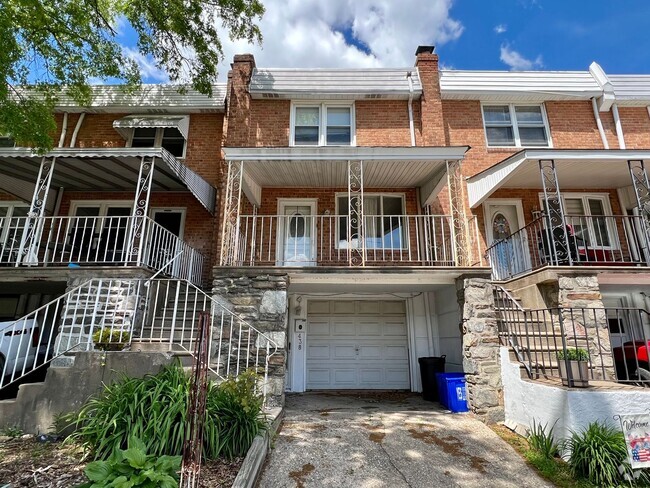 Building Photo - Gorgeous 3-Bedroom Townhouse with Garage i...