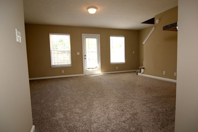 Photo - 323 Shoshone Pl