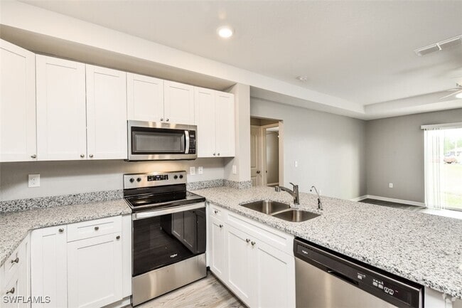 Building Photo - 913 NE 36th Ln Rental