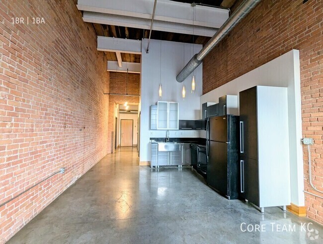 Building Photo - One bedroom loft on top floor! Great views Unit 806