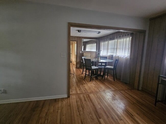 Photo - Spacious 3 Bedroom Brick Ranch Home (FURNISH)