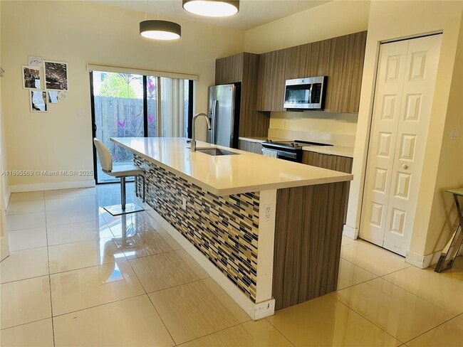 Building Photo - 7855 NW 104th Ave Unit 5