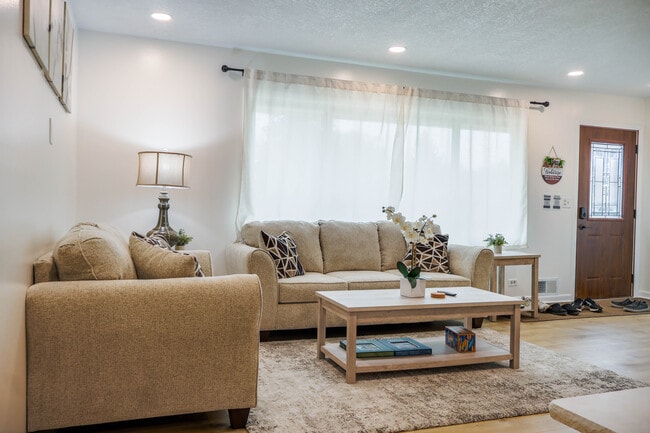 Building Photo - 1929 Summer St