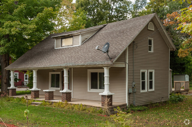 Building Photo - 4859-4859 Leonard St Rental