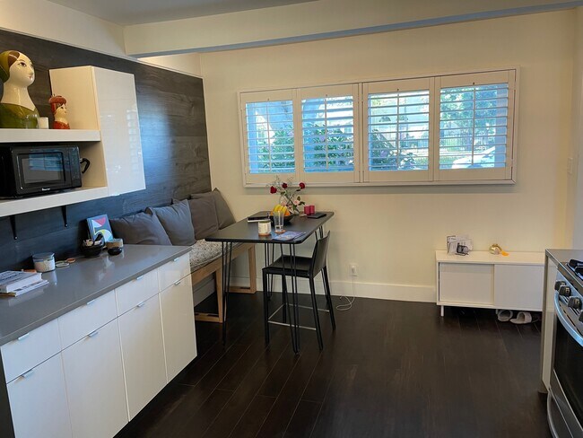 banquette and stools are provided. - 4040 Grand View Blvd