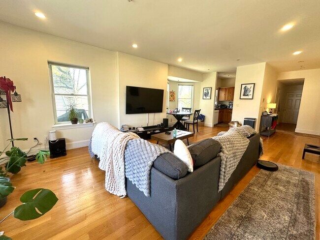 Building Photo - 14 Selkirk Rd Unit 2 Rental