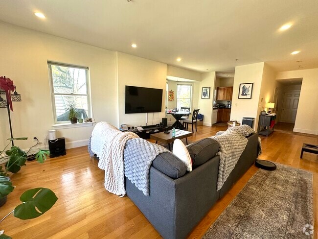 Building Photo - 14 Selkirk Rd Unit 2 Rental