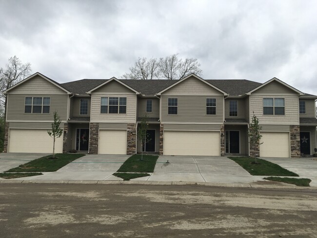 Newer 3 Bed Townhome in Grain Valley - Newer 3 Bed Townhome in Grain Valley