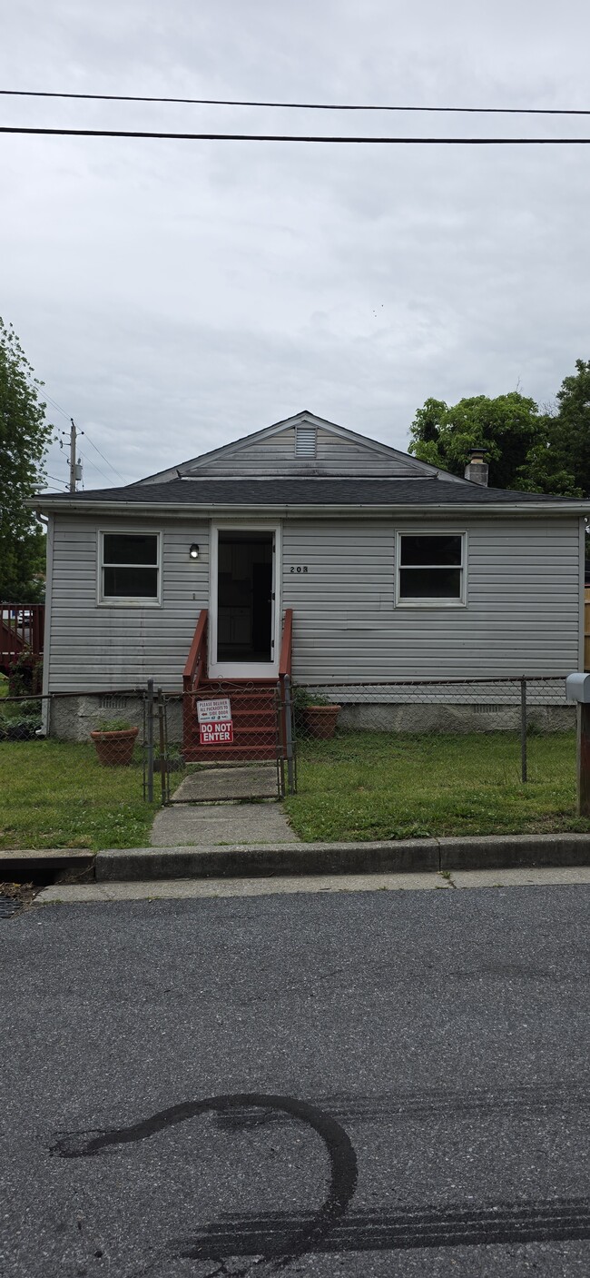 Building Photo - 203 Midland Ave
