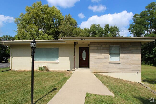 Building Photo - 1506 W White River Blvd Unit Apt B.