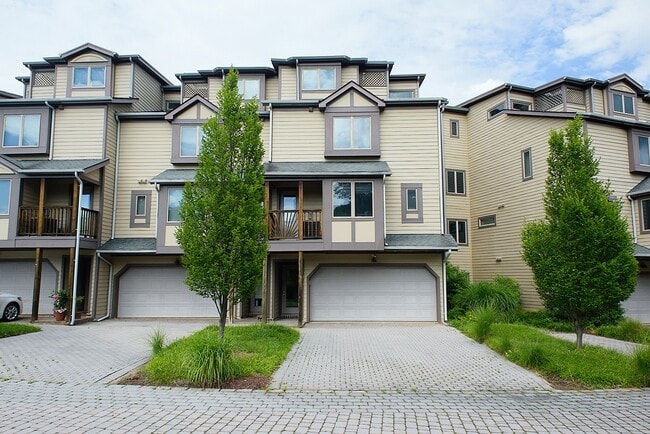 Building Photo - Townhome in the desired Chesapeake Harbour!!!
