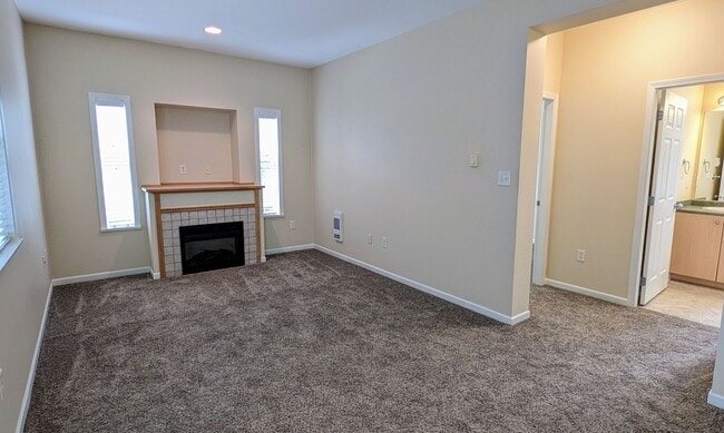 Photo - Lynnwood 3 Bedroom Condo - Corner Unit Unidad B201