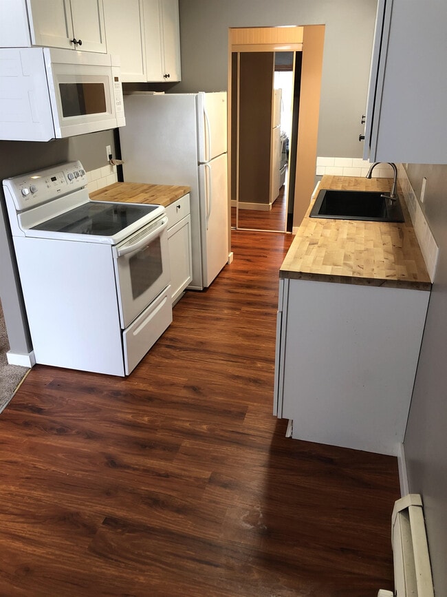 Photo - 815 Smetana Rd