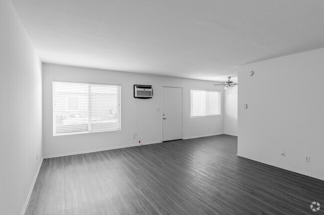 2BR, 1.5BA - 940SF - Living Room