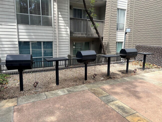 Photo - Great Oak Lawn Location!