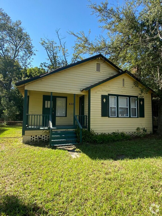 Building Photo - Spacious 3/2 with fenced in yard ready now... Rental