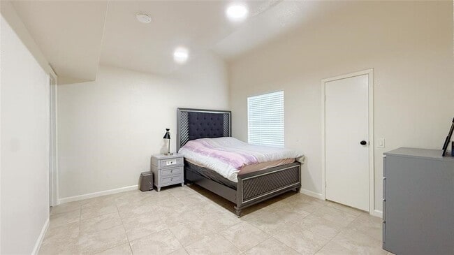 Building Photo - 9809 Richmond Ave. Unit C13