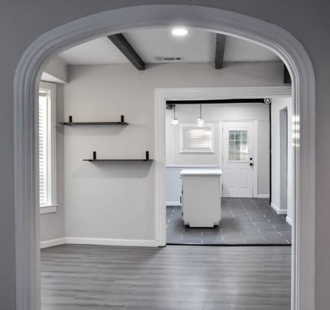 Photo - 114 Yates St