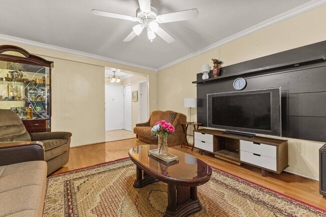 Building Photo - 61-15 98th St Unit 11N