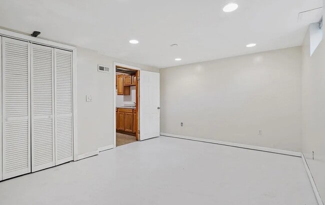 Building Photo - 32 Violet St