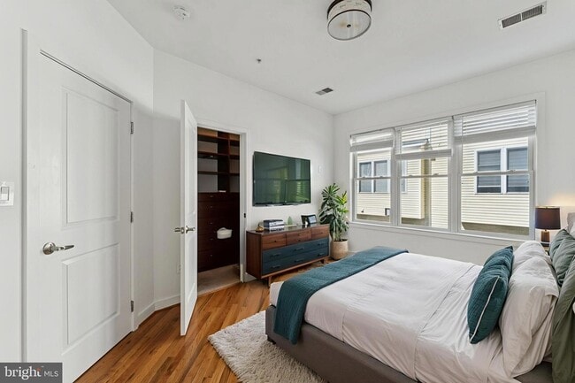 Photo - 4410 Longfellow St